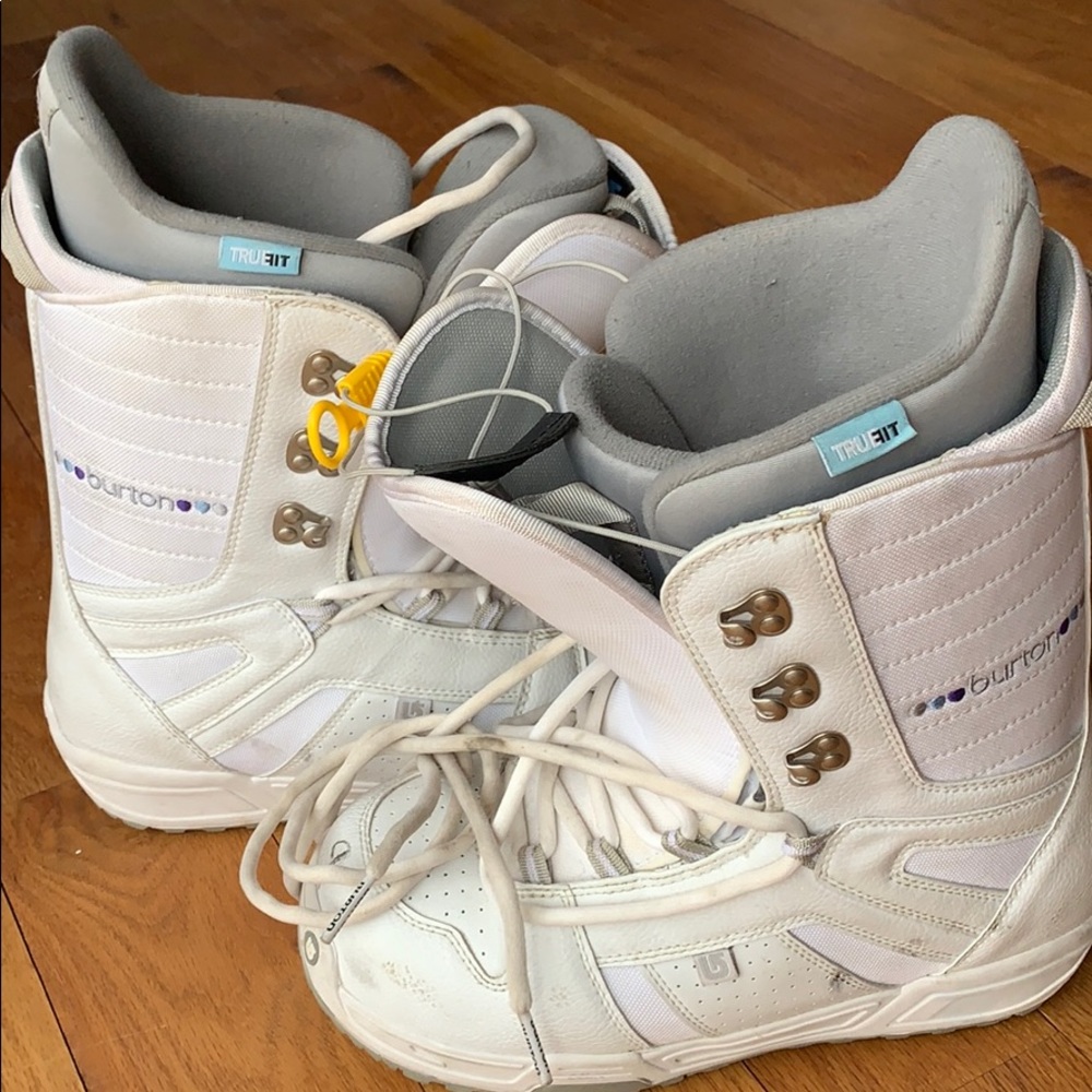 Burton WOMEN’S snowboard boots size 9